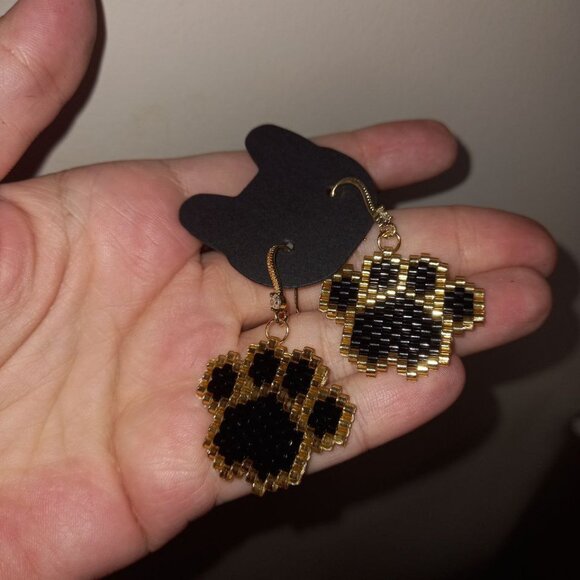 Beaded Paw Print Earrings – 💕 Gift for the pet moms – 18K gold plated hooks - Picture 5 of 6
